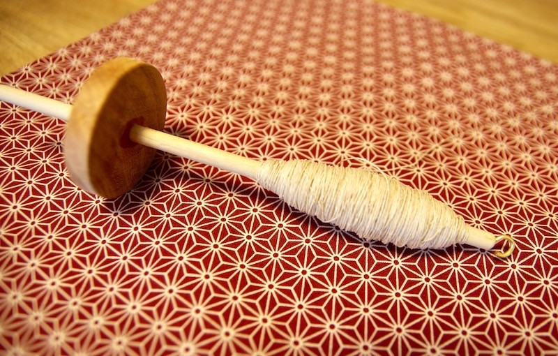 糸 を 紡ぐ 道具